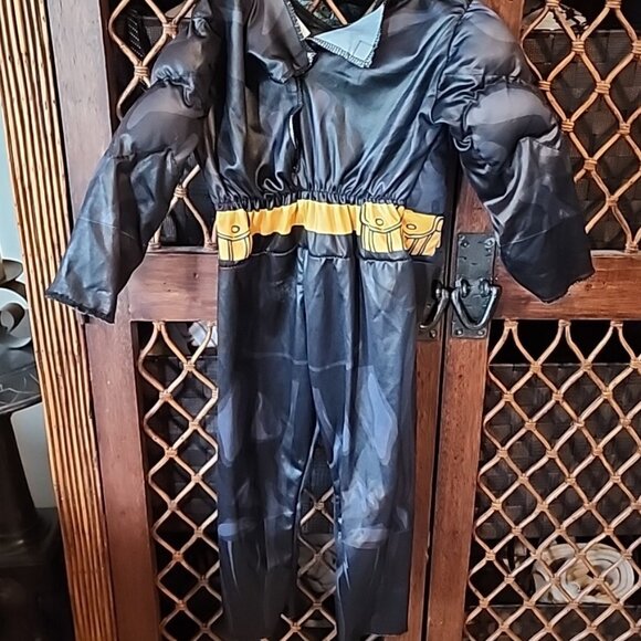 EUC 3PC Batman costume with Mask, hood x cape. Size 4T - Picture 3 of 3